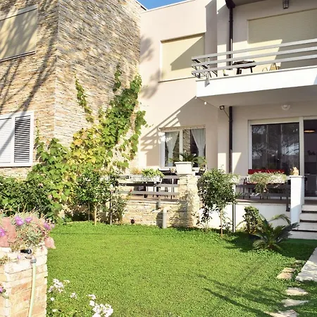 House With Garden 137